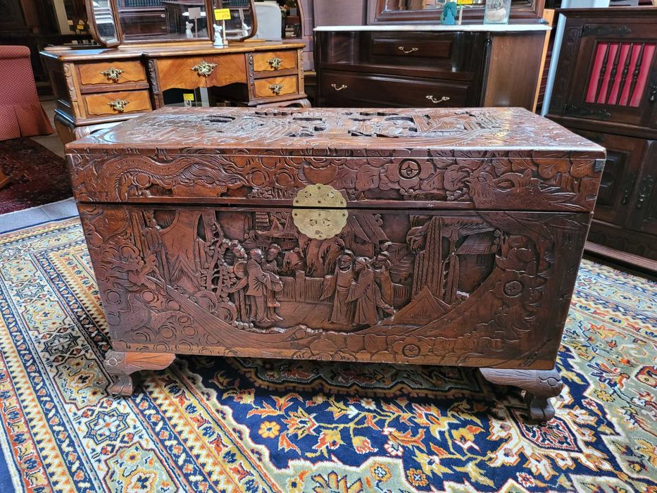 Arca / Baú antigo em madeira de canfora trabalhada - Bom estado geral