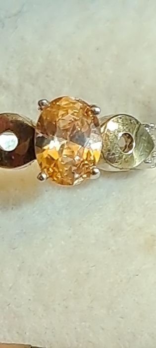 Anel em prata e ouro contrastado.