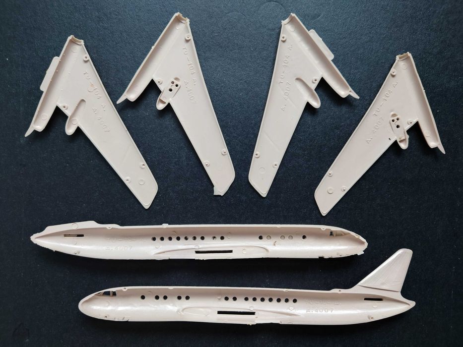 Сборная пластиковая модель самолета Ту-104 + бонус И-16