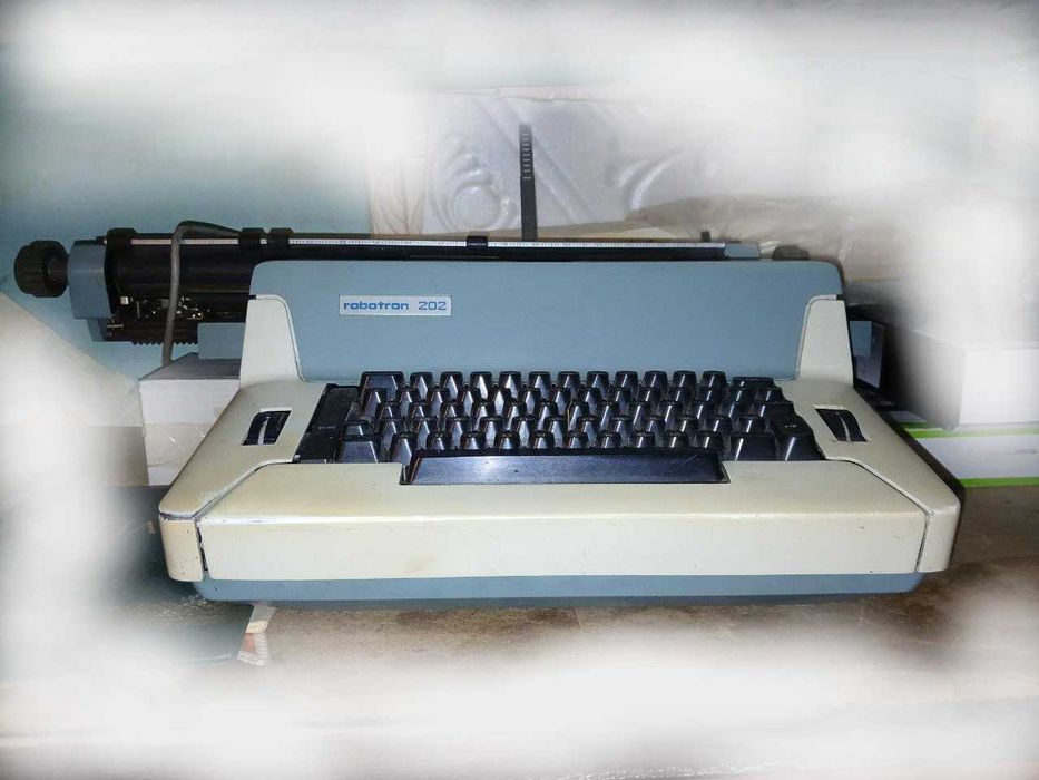 Електрична друкарська німецька печатная машинка Robotron 202