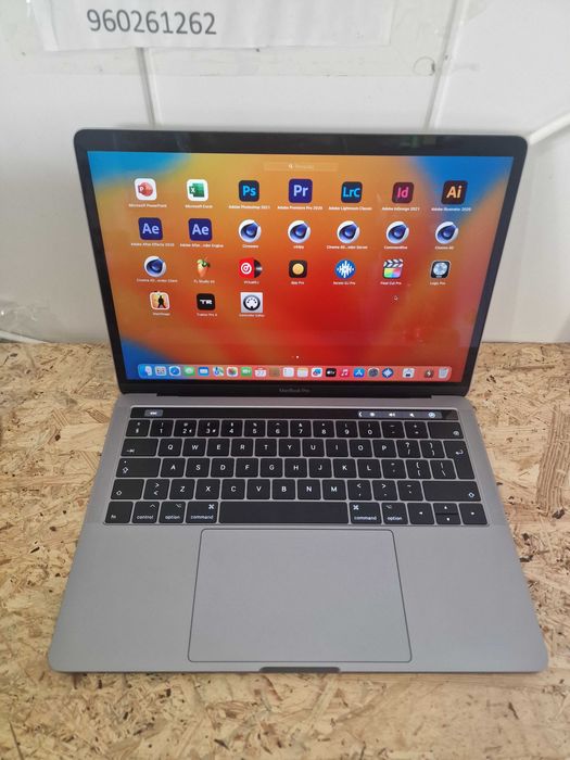MacBook Pro TOUCH BAR 2017 com varios programas.