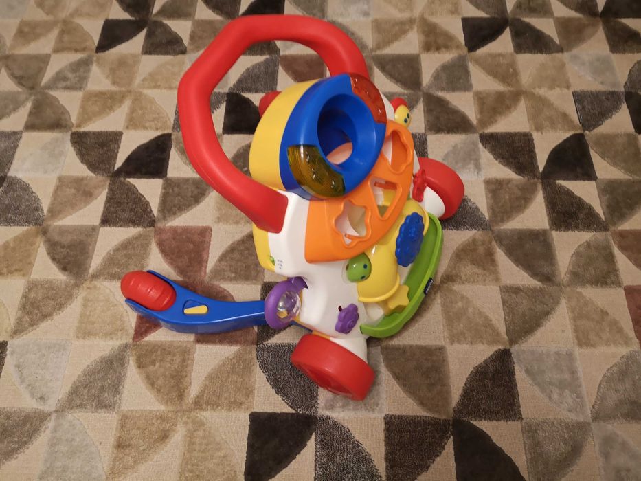 Pchacz Chicco - zabawka edukacyjna