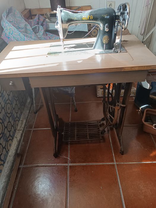 Máquina de costura Alfa