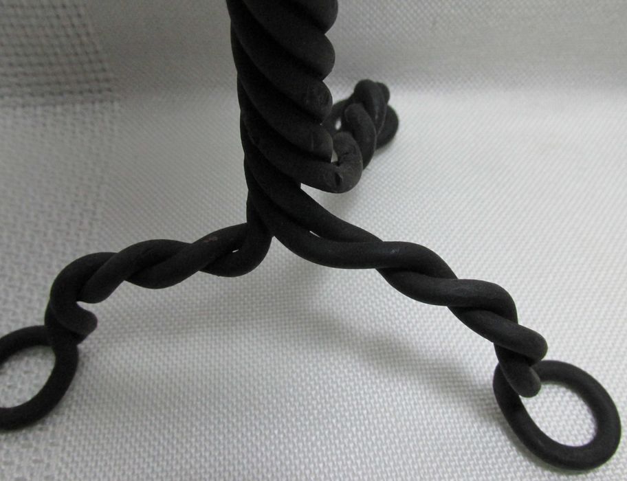 Par de castiçais, novos, em ferro retorcido e cobre c/ 27 cm de altura