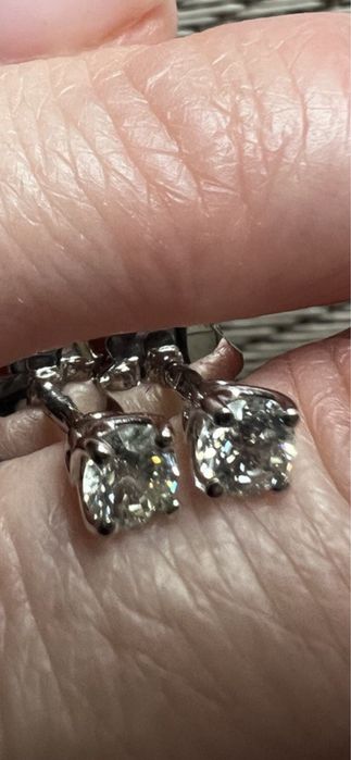 Продам серьги пуссеты по 1 шт.