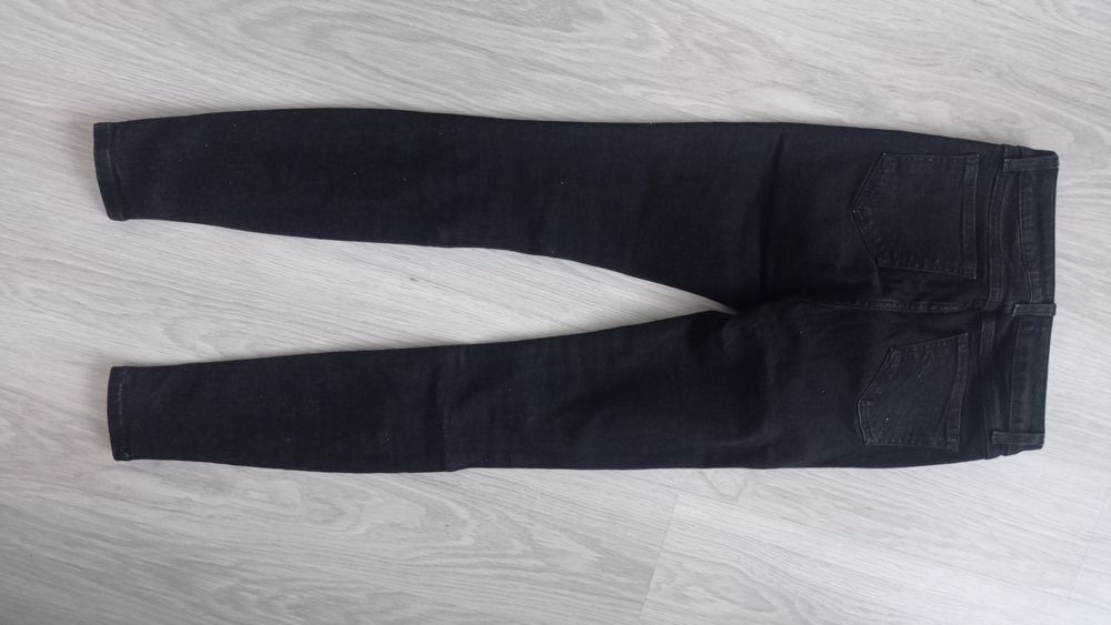 Jeansy damskie z rozdarciami