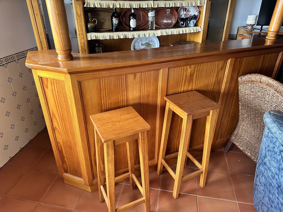 Bar em Madeira Maciça | Clássico | Com Iluminação e 2 Bancos | Excelente Estado