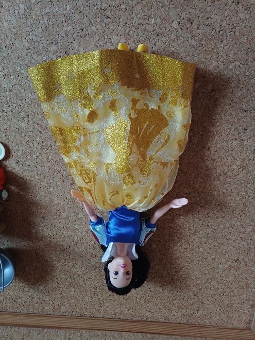 Branca de neve e os sete anões. 
Disney.
