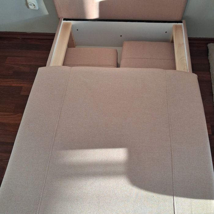 Beżowa składana sofa