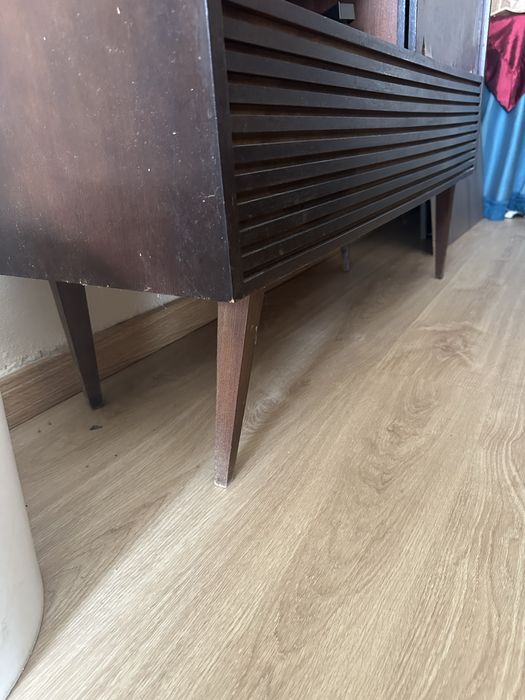 Rádio gira discos em móvel Schaub Lorenz