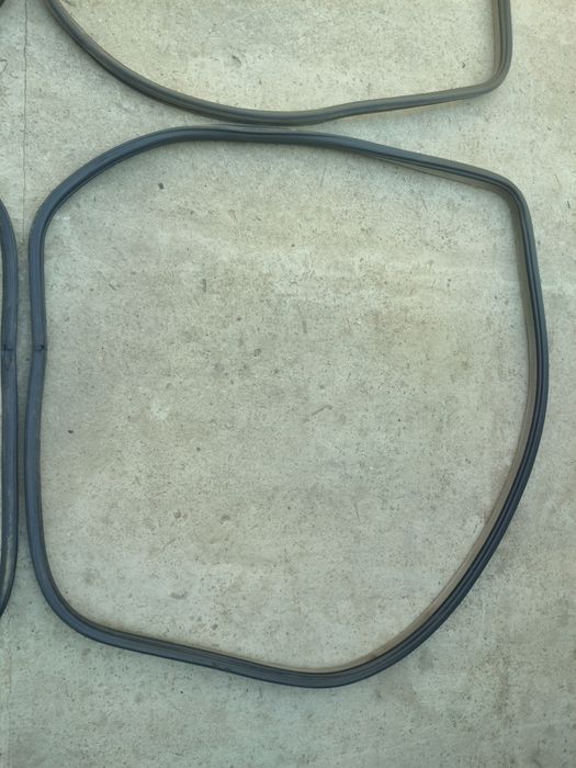 Продам уплотнители дверей на renault laguna 2