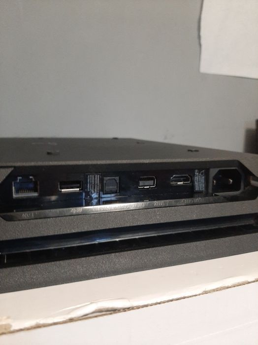 Sprzedam PS4 Pro 1TB z oryginalnym pudełkiem + możliwe akcesoria