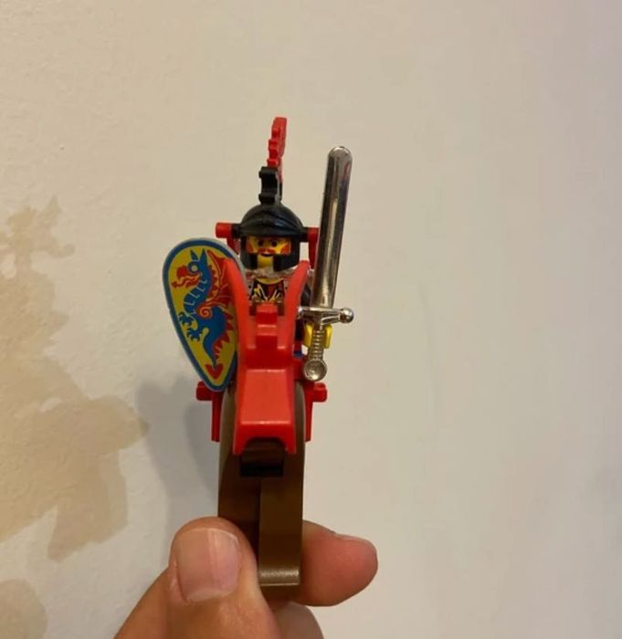 LEGO Castle Dragon Knights – Master com Cavalo (anos 90)