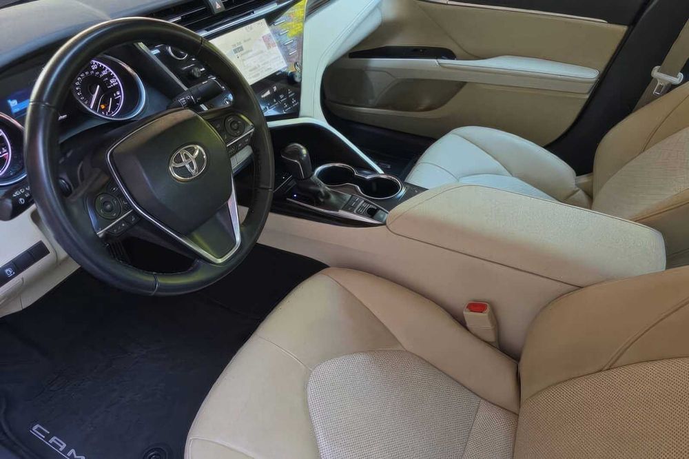 Toyota Camry Hybrid XLE      2020