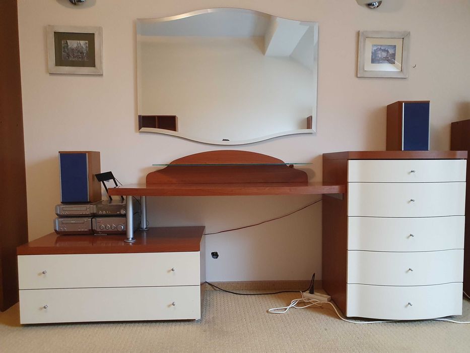 Toaletka z lustrem w kolorze wiśniowym