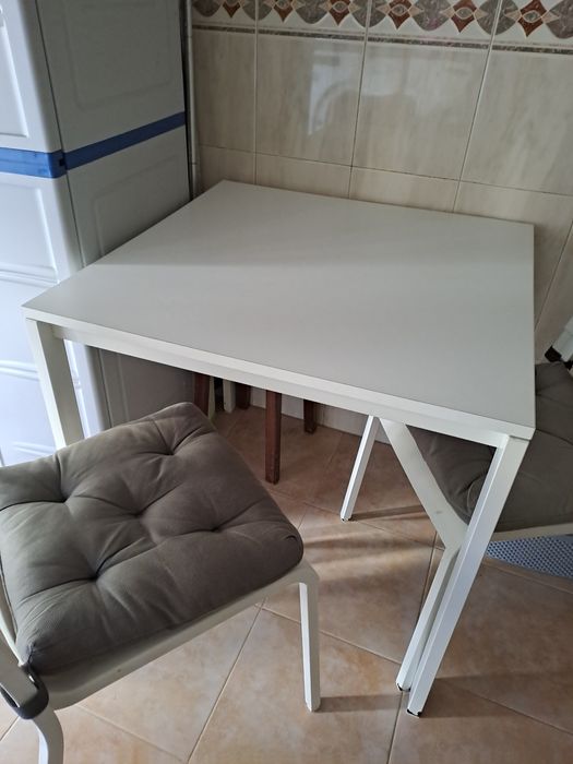 Mesa de cozinha com 2 cadeiras