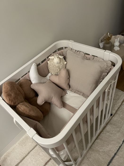 Berço que aconpanha o crescimento do bebe, muito pratico, design moderno, em excelente estado