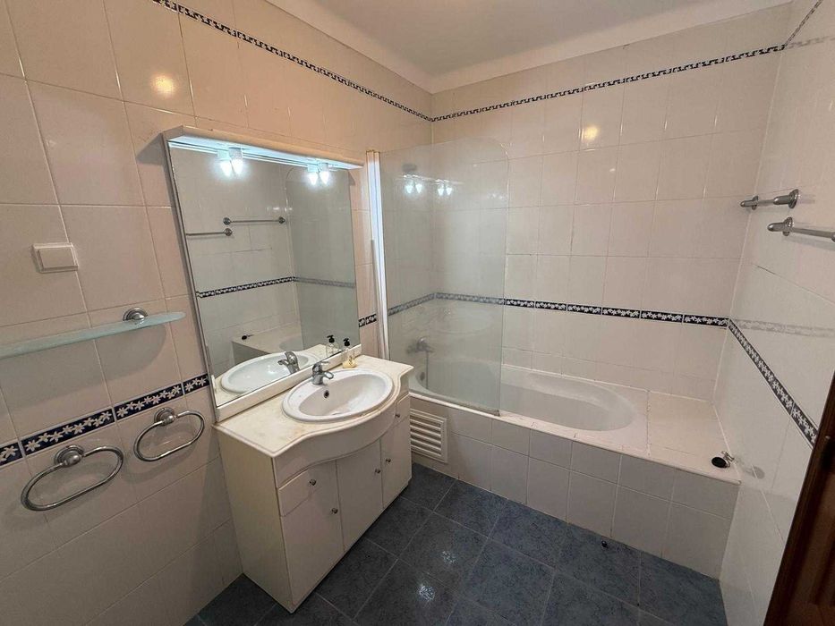 T2 Solarengo (Sul) com 2 WC, 2 Varandas, Vista Rio Sado e Lareira (Sem Mobília)
