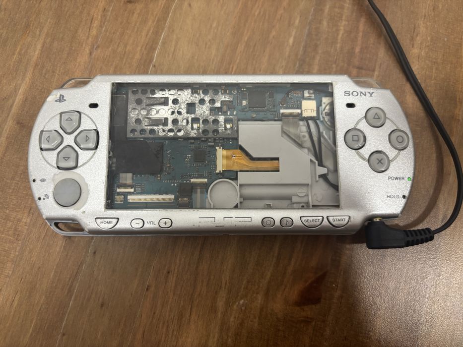 PSP-2004 silver avariada/Para peças