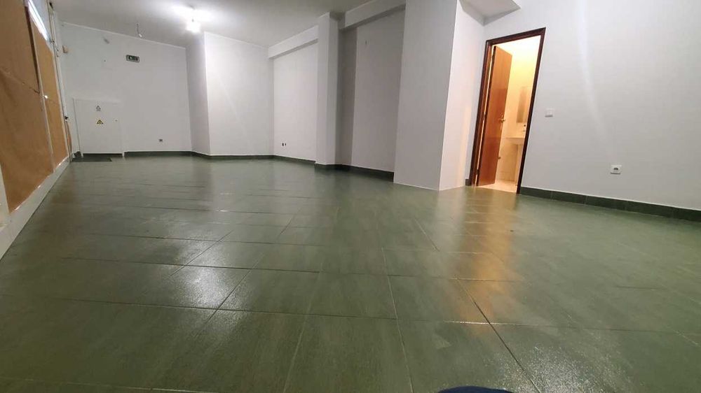 Loja 46 m2 c/ wc privativo - Areosa - Rua D. Afonso Henriques