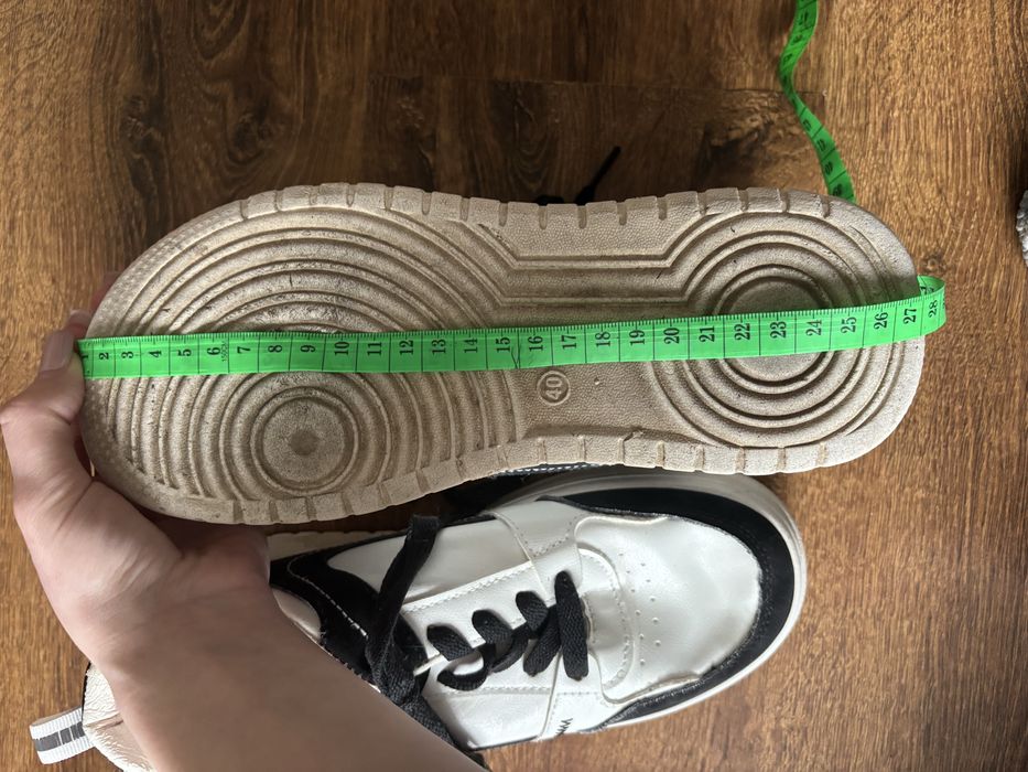 Взуття. Кросівки БУ