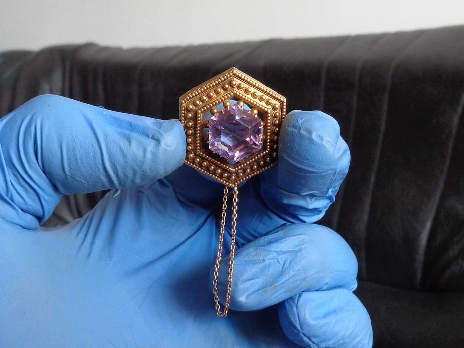 Broszka złota z ametystem