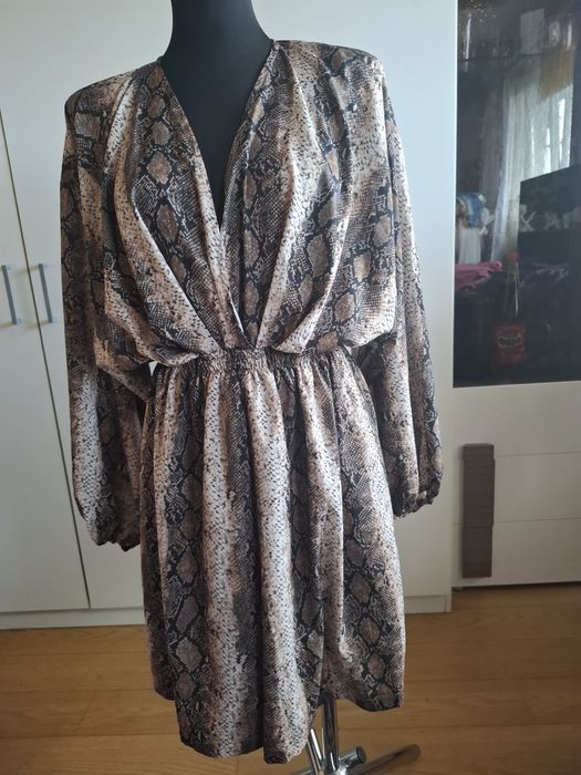 Sukienka skora wezowa