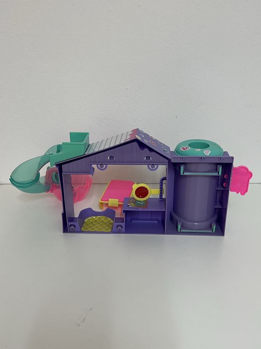 Casinha de bonecas com escorrega e piscina