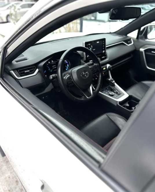 Toyota RAV4 2020 року