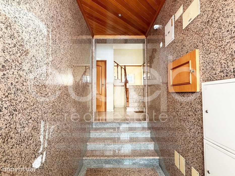 Apartamento T2 com arrecadação para venda na Quinta do Conde