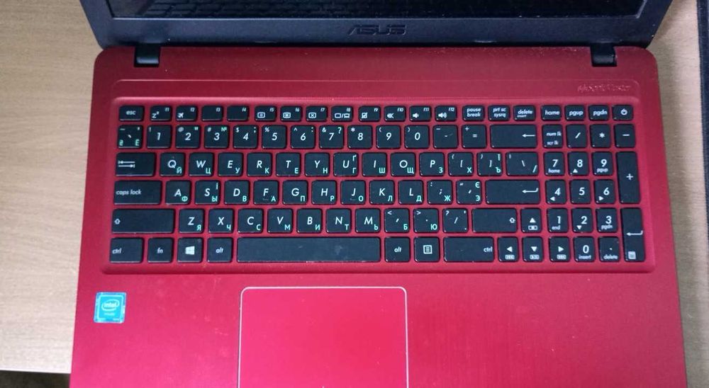 ноут на запчастини ASUS