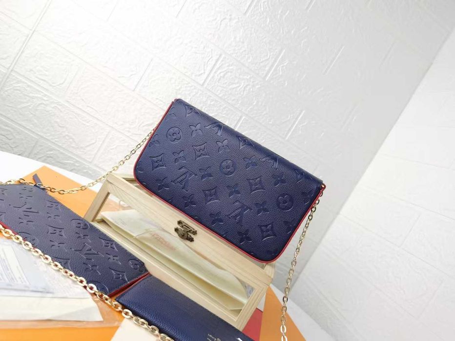 Niebieska torba na ramię marki LV.