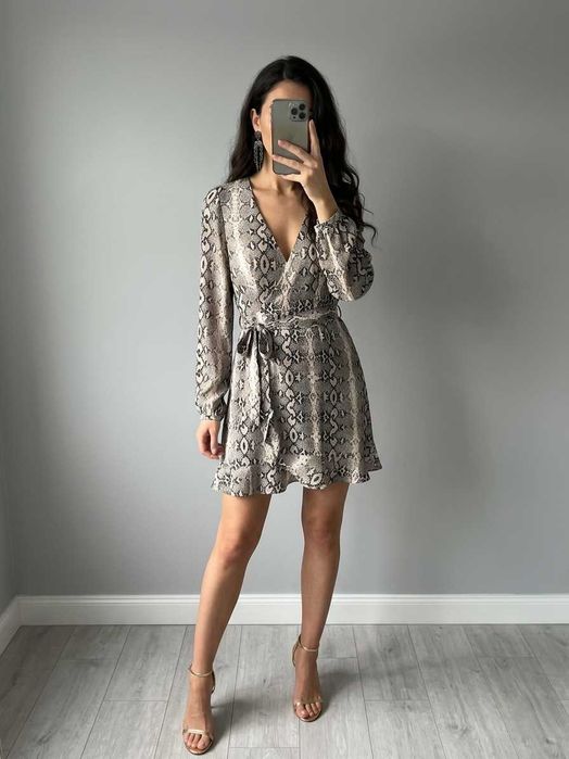 : Sukienka mini wężowy wzór animal print NA-KD – wiązana, falbanka