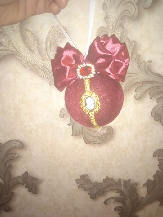 Іграшки на ялинку . Новорічні іграшки . Кулі на ялинку .. і