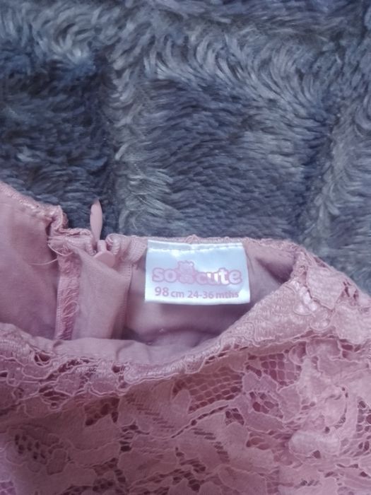 Elegancka sukienka koronkowa dla dziewczynki, róż, r. 98 24 - 36m