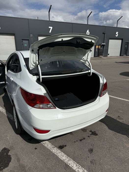 Hyundai accent 2012