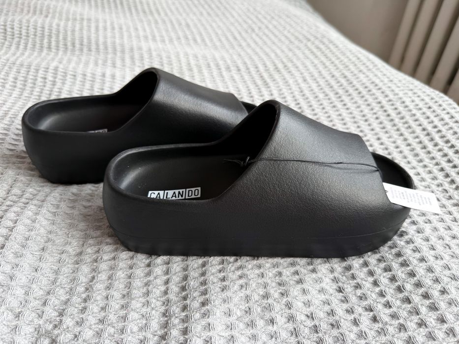 Czarne buty/klapki na lekkim podwyższeniu