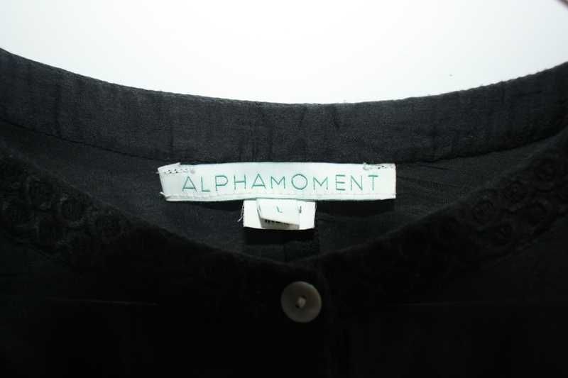 Blusa preta com desenhos bordados ALPHAMOMENT tamanho L