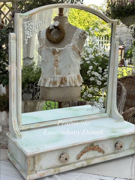 Toaletka ze złoceniami Shabby chic