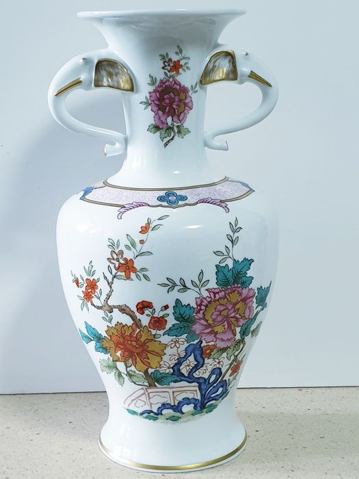 Beautiful vintage hand-painted Asian vase