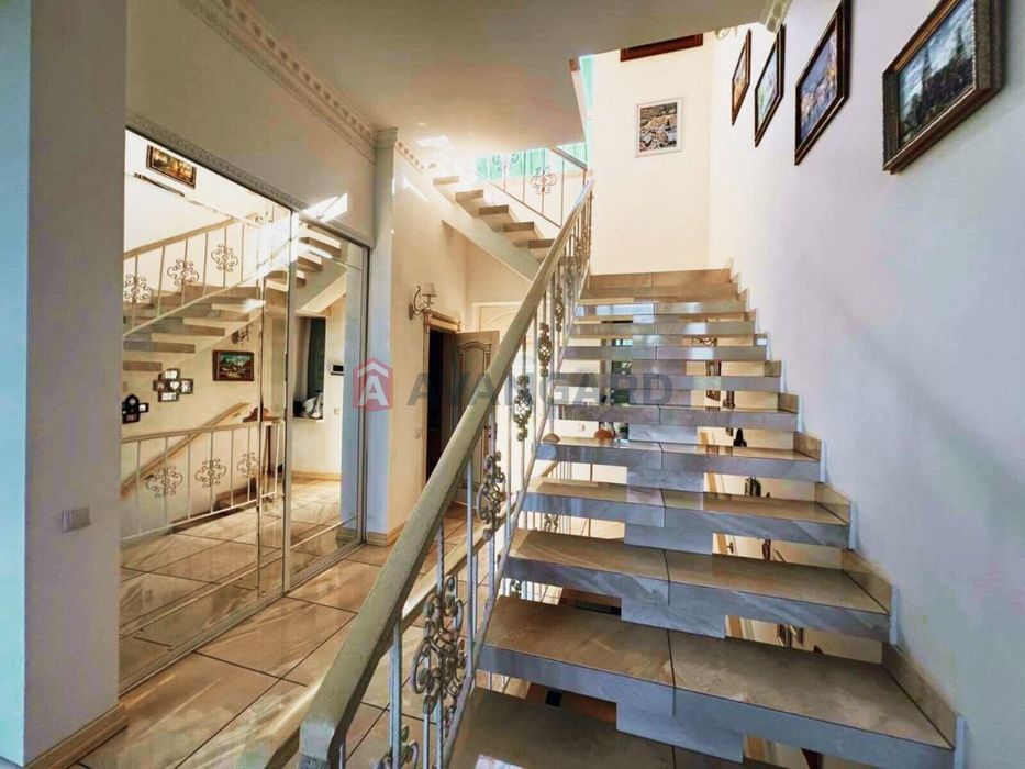 Комфортабельний особняк в Дахнівці