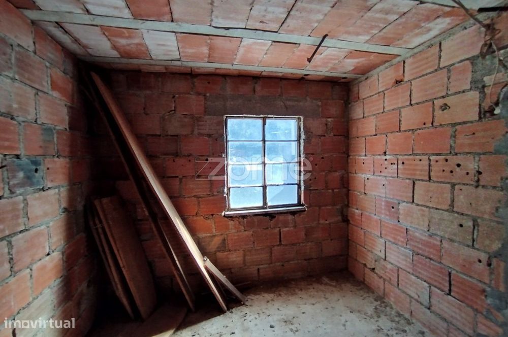 Prédio, armazém com quintal, terreno e garagem – Vilar de Besteiros...