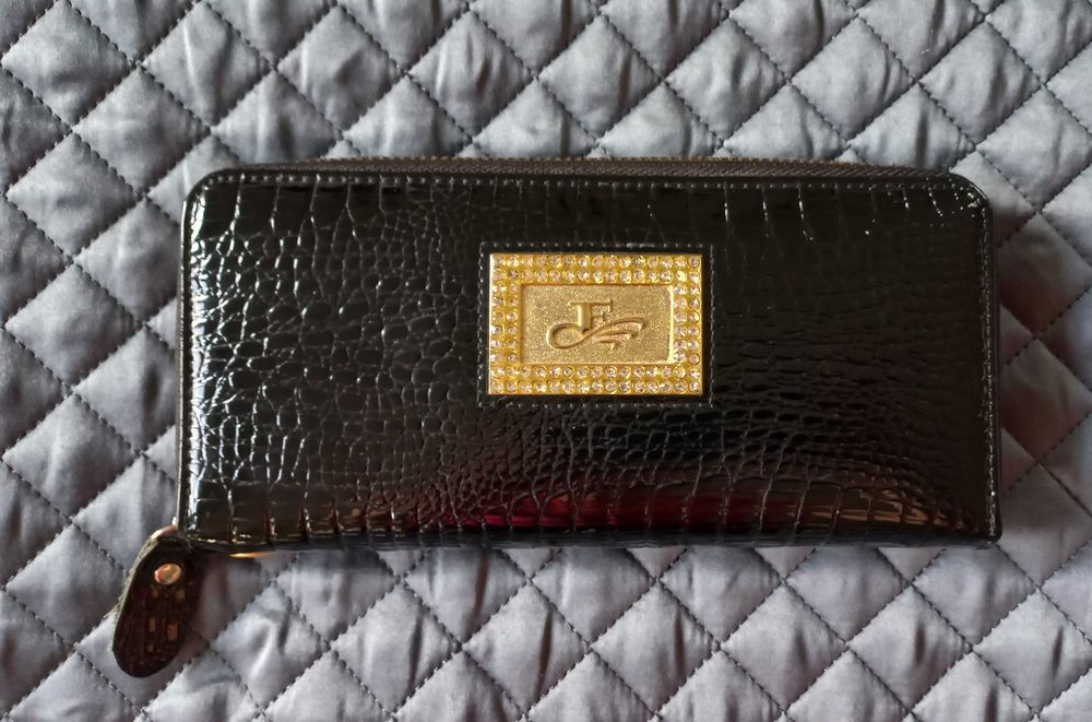 Używany czarny porfel - lakierowana skóra ekologiczna - cyrkonie