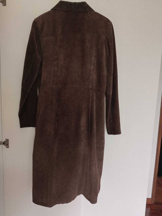 Casaco comprido castanho em pele
