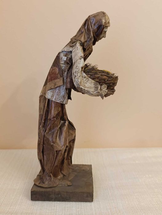 Figura de artesanato mulher em papel maché com cesta de bananas