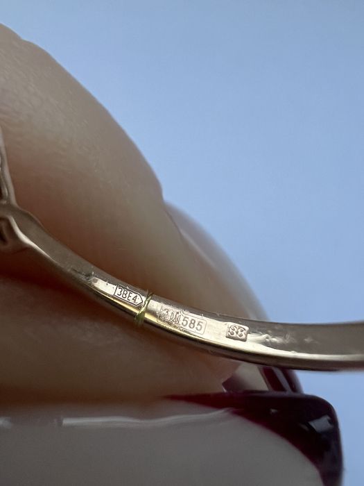 Золотое кольцо с бриллиантами и изумрудом р.17 красное золото 585 пр