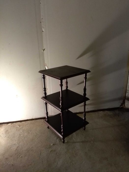 Linda mesa de apoio em madeira maciça