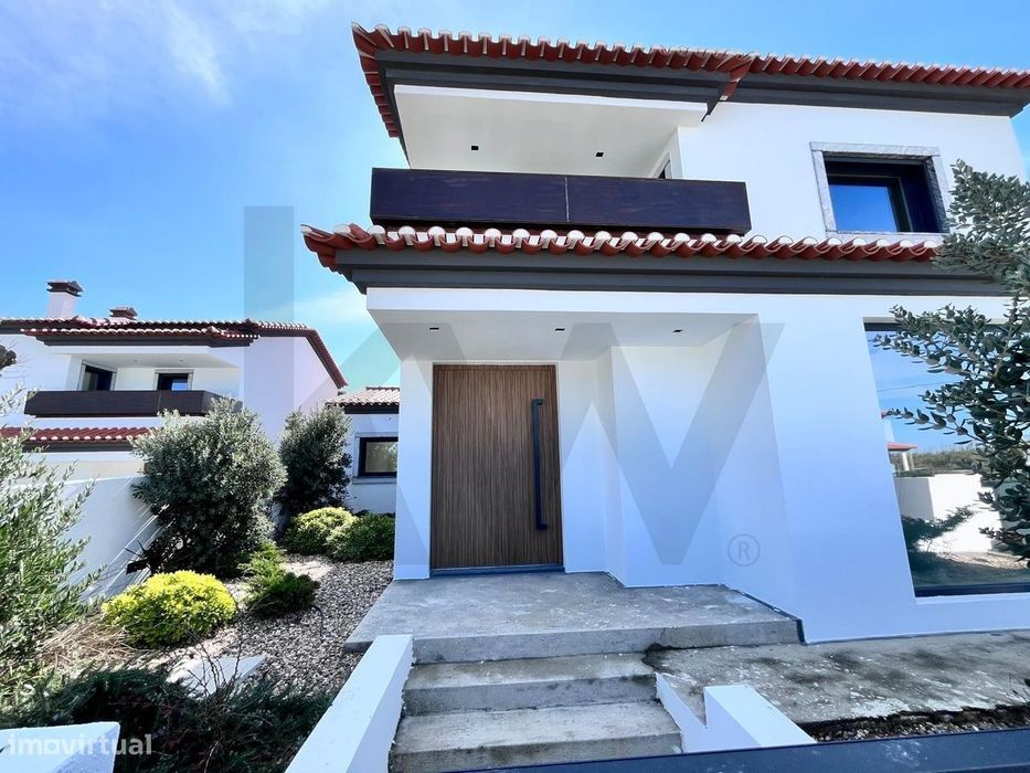 Moradia T3 com piscina e garagem em Ribamar