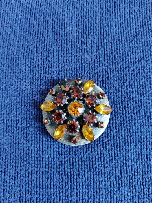 Bardzo stara piękna broszka z błyszczącymi kamieniami