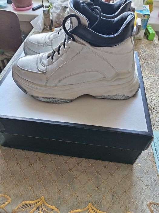 Продам фирменные утепленные кожаные кроссовки